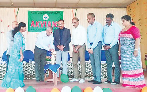 ಪೊನ್ನಂಪೇಟೆ ಅಪ್ಪಚಕವಿ ವಿದ್ಯಾಲಯದಲ್ಲಿ ಆಯೋಜಿಸಿದ್ದ ಗಣರಾಜ್ಯೋತ್ಸವ ಸಮಾರಂಭವನ್ನು ಕೊಡವ ಸಮಾಜದ ಅಧ್ಯಕ್ಷ ಕಾಳೀಮಾಡ ಮೋಟಯ್ಯ ಉದ್ಘಾಟಿಸಿದರು. ಚೆಪ್ಪುಡೀರ ಪೂಣಚ್ಚ, ಪೊನ್ನಿಮಾಡ ಸುರೇಶ್, ಬಾಳೆಯಡ ಸುಬ್ರಮಣಿ, ಸಂಜು  ಇತರರು ಇದ್ದರು.