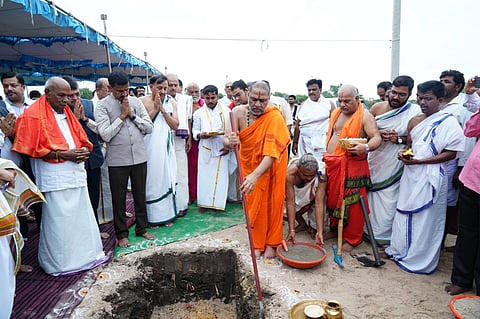 ಮಂತ್ರಾಲಯದ ಶ್ರೀ ರಾಘವೇಂದ್ರ ಮಠದಲ್ಲಿ  ಎಚ್‌ಎಎಲ್ ಸಂಸ್ಥೆಯ ಸಿಎಸ್‌ಆರ್ ಅನುದಾನದಿಂದ ನಿರ್ಮಾಣವಾಗುತ್ತಿರುವ  ಇಂಪೌಂಡಿಂಗ್ ಜಲಾಶಯ ಕಾಮಗಾರಿಗೆ ಶ್ರೀಮಠದ ಪೀಠಾಧಿಪತಿ ಶ್ರೀ ಸುಬುಧೇಂದ್ರ ತೀರ್ಥರು ಗುರುವಾರ ಭೂಮಿ ಪೂಜೆ ಮಾಡಿದರು. ಎಚ್‌ಎಎಲ್ ಸಂಸ್ಥೆಯ ಚೆರ್ಮೆನ್ ಕೆ.ರವಿ, ಎಚ್‌ಎಎಲ್ ಸಂಸ್ಥೆಯ ನಿರ್ದೇಶಕ ಬಾಲ ಸುಬ್ರಹ್ಮಣ್ಯಂ, ಜಲಾಶಯ ನಿರ್ಮಾಣದ ಪ್ರಾಜೆಕ್ಟರ್ ರಂಗನಾಥ,  ಪ್ರಮುಖರಾದ ರವಿಕಾಂತ ಗುಪ್ತ, ಸಿಕೆ ಮಂಜುನಾಥ, ಕೆ.ರಮೇಶ್, ಶ್ರೀಮಠದ ಮ್ಯಾನೇಜರ್ ಎಸ್.ಕೆ. ಶ್ರೀನಿವಾಸರಾವ್‌ಇದ್ದರು.
