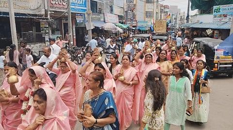 ಭಗವಾನ್ ಮಹಾವೀರ ಜಯಂತಿ ಅಂಗವಾಗಿ ರಾಯಚೂರಿನ  ಜೈನ್ ಸಮುದಾಯದಿಂದ ಅದ್ದೂರಿ ಮೆರವಣಿಗೆಯನ್ನು ಸೋಮವಾರ ನಡೆಸಲಾಯಿತು.