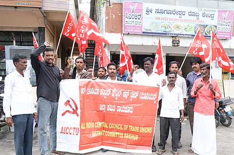 ರಾಜ್ಯದಲ್ಲಿ ಜಾರಿಯಲ್ಲಿರುವ ಪರಿಷ್ಕೃತ ಕನಿಷ್ಠ ವೇತನದ ಅಂತಿಮ ಅಧಿಸೂಚನೆಯನ್ನು ಮರು ಪರಿಶೀಲಿಸುವ  ಕ್ರಮವನ್ನು ತಕ್ಷಣ ಕೈಬಿಡಬೇಕೆಂದು ಎಐಸಿಸಿಟಿಯುನ ಜಿಲ್ಲಾ ಸಮಿತಿಯು ವತಿಯಿಂದ ರಾಯಚೂರಿನ ಕಾರ್ಮಿಕ ಇಲಾಖೆ ಎದುರು ಗುರುವಾರ ಪ್ರತಿಭಟನೆ ಮಾಡಿದರು. ಎಐಸಿಸಿಟಿಯು ಜಿಲ್ಲಾಧ್ಯಕ್ಷ ಅಜೀಜ್ ಜಾಗೀರ್ದಾರ್, ಪ್ರಮುಖರಾದ ಜಿಲಾನಿ ಯರಗೇರಾ, ಭೀಮಯ್ಯ, ಲಕ್ಷ್ಮಣ್, ನಿಸಾರ್ ಅಹ್ಮದ್, ಪ್ರಹ್ಲಾದ್, ಜಗದೀಶ್, ಮಾರಣ್ಣ, ಚಾಂದ್, ಈರಣ್ಣ, ಆಂಜನೇಯ, ನರಸಿಂಹಲು, ಮೌಲಾಲಿ, ಪರಶುರಾಮ್ ಇದ್ದರು.