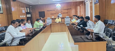 ರಾಯಚೂರಿನ ಜಿಲ್ಲಾಧಿಕಾರಿಗಳ ಭವನದಲ್ಲಿ ಗುರುವಾರ ಎಡಿಸಿ ಶಿವಾನಂದ ಅಧ್ಯಕ್ಷತೆಯಲ್ಲಿ  ಶ್ರೀ ಹೇಮರೆಡ್ಡಿ ಮಲ್ಲಮ್ಮ ಜಯಂತಿ ಪೂರ್ವಭಾವಿ ಸಭೆ ನಡೆಯಿತು. ರೆಡ್ಡಿ ಸಮಾಜದ ಜಿಲ್ಲಾಧ್ಯಕ್ಷ  ಡಾ.ಬಸನಗೌಡ, ತಾಲೂಕು ಅಧ್ಯಕ್ಷ ರಾಮನಗೌಡ ಏಗನೂರು, ಚಂದ್ರಶೇಖರ ಮಿರ್ಜಾಪುರ, ವಸಂತ ರೆಡ್ಡಿ, ನವೀನ್ ಕುಮಾರ್, ವಿರುಪಣ್ಣ ಚೌಧರಿ, ಜಿ.ಎಸ್.ರಾಮನಗೌಡ, ಸುರೇಶ, ಪರಮೇಶ್ವರ ಇದ್ದರು.