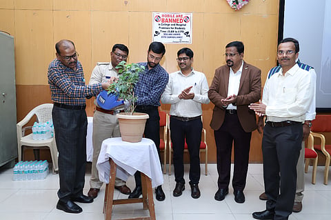 ರಾಯಚೂರಿನ ರಿಮ್ಸ್ ಮೆಡಿಕಲ್ ಕಾಲೇಜು ಸಭಾಂಗಣದಲ್ಲಿ  ಗುರುವಾರ ಜಿಲ್ಲಾಡಳಿತ, ಜಿಲ್ಲಾ ಪೊಲೀಸ್ ಇಲಾಖೆಯಿಂದ ಮಾದಕ ವಸ್ತುಗಳ ಹಾಗೂ ಡ್ರಗ್ಸ್ ಬಳಕೆ ಹಾಗೂ ದುಷ್ಪರಿಣಾಮದ ಕುರಿತು ಜಾಗೃತಿ ಕಾರ್ಯಕ್ರಮವನ್ನು  ಜಿಲ್ಲಾಧಿಕಾರಿ ನಿತೀಶ್ ಕೆ., ಉದ್ಘಾಟಿಸಿದರು. ಜಿಲ್ಲಾ ಪೊಲೀಸ್ ವರಿಷ್ಠಾಧಿಕಾರಿ ಅರುಣಾಂಗ್ಶು ಗಿರಿ, ಹೆಚ್ಚುವರಿ ಪೊಲೀಸ್ ಅಧೀಕ್ಷರಾದ ಕುಮಾರಸ್ವಾಮಿ, ಜಿ.ಹರೀಶ, ರಿಮ್ಸ್ ನಿರ್ದೇಶಕ ಡಾ.ರಮೇಶ, ಪ್ರಮುಖರಾದ ರಮೇಶಬಾಬು, ಉದಯ್, ಡಾ.ವಿಜಯಶಂಕರ, ಡಾ.ಬಸವರಾಜ ಎಂ.ಪಾಟೀಲ್ ಇದ್ದರು.