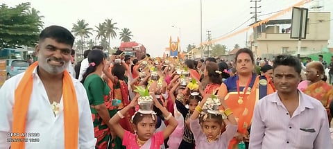 ಚಾಮರಾಜನಗರ ತಾಲೂಕಿನ ಹರದನಹಳ್ಳಿ-ಬಂಡಿಗೆರೆ ಗ್ರಾಮದಲ್ಲಿ ನಡೆದ ಹಿಂದೂ ಸಮಾಜೋತ್ಸವ ಶೋಭಾಯಾತ್ರೆಯಲ್ಲಿ ಮಕ್ಕಳು ಹಾಲರವೆ ಹೊತ್ತು ಸಾಗಿದರು. 