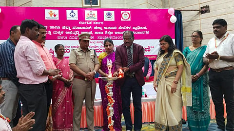 ಚಾಮರಾಜನಗರದ ಜೆ.ಎಚ್.ಪಟೇಲ್ ಸಭಾಂಗಣದಲ್ಲಿ ಆಯೋಜಿಸಿದ್ದ ರಾಷ್ಟ್ರೀಯ ಹೆಣ್ಣು ಮಕ್ಕಳ ದಿನಾಚರಣೆ ಕಾರ್ಯಕ್ರಮವನ್ನು ಹಿರಿಯ ಸಿವಿಲ್ ಈಶ್ವರ ಉದ್ಘಾಟಿಸಿದರು. ಶ್ರೀರೂಪಾ, ಮೋನಾರೋತ್, ಎಂ.ಮುತ್ತುರಾಜು, ಸುಷ್ಮಾ, ಡಾ.ಚಿದಂಬರ, ಎಚ್.ಆರ್.ಸುರೇಶ್ ಇನ್ನಿತರರಿದ್ದರು. 