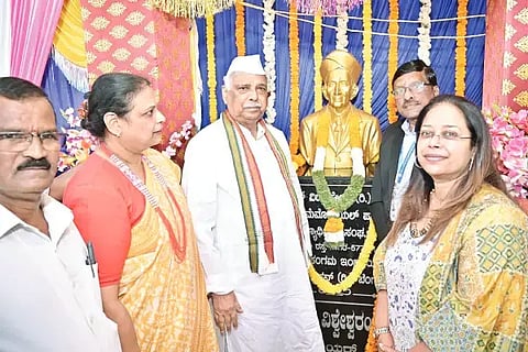 ಸಾಗರದ ಸಂಜಯ ವಿದ್ಯಾಕೇಂದ್ರದಲ್ಲಿ ವಿಶ್ವೇಶ್ವರಯ್ಯ ಪುತ್ಥಳಿಯನ್ನು ಮಾಜಿ ಸಚಿವ ಕಾಗೋಡು ತಿಮ್ಮಪ್ಪ ಅನಾವರಣಗೊಳಿಸಿದರು. ಡಾ. ರಾಜನಂದಿನಿ ಕಾಗೋಡು, ಅನುರಾಧಾ ಕಾಗೋಡು ಇತರರಿದ್ದರು.