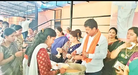 ಧಿಕ ಮಾಸದ ಪ್ರಯುಕ್ತ ಶಿಕಾರಿಪುರದ ಶ್ರೀ ಹುಚ್ಚರಾಯಸ್ವಾಮಿ ದೇವಾಲಯದಲ್ಲಿ ಸಂಸದ ಬಿ.ವೈ.ರಾಘವೇಂದ್ರ ಹಾಗೂ ಪತ್ನಿ ತೇಜಸ್ವಿನಿ ರಾಘವೇಂದ್ರ ಭಕ್ತರಿಗೆ ಪ್ರಸಾದ ವಿತರಿಸಿದರು. ಬೆಣ್ಣೆ ಪ್ರವೀಣ್, ವೀರನಗೌಡ, ಡಿ.ಎಲ್.ಬಸವರಾಜ್, ರೇಖಾ ರಾಜಶೇಖರ್, ಜಮೀನ್ದಾರ್ ಮಂಜು, ರಾಜು, ಕುಮಾರಣ್ಣ ಇತರರಿದ್ದರು.