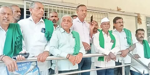 ಸೊರಬ ಉಳವಿ ಹೋಬಳಿಯ ಗ್ರಾಮಗಳಿಗೆ ಗುಣಮಟ್ಟದ ವಿದ್ಯುತ್ ಪೂರೈಸುವಂತೆ ಆಗ್ರಹಿಸಿ ತಾಲೂಕು ರೈತ ಸಂಘ ಹಾಗೂ ಹಸಿರು ಸೇನೆ ಪದಾಧಿಕಾರಿಗಳು ಸೊರಬ ಮೆಸ್ಕಾಂ ಕಚೇರಿ ಎದುರು ಪ್ರತಿಭಟನೆ ನಡೆಸಿದರು. ಮಂಜುನಾಥ ಗೌಡ, ಉಮೇಶ್ ಪಾಟೀಲ್, ಮಂಜು, ಈಶ್ವರಪ್ಪ ಇತರರಿದ್ದರು.