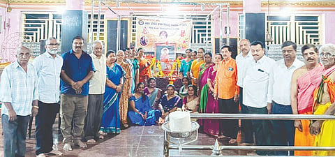  ಸೋಮವಾರಪೇಟೆ ಶ್ರೀ ಬಸವೇಶ್ವರ ದೇವಾಲಯದಲ್ಲಿ ವಿವಿಧ ಸಂಘ ಸಂಸ್ಥೆಗಳಿಂದ ಶ್ರೀ ಶಿವಕುಮಾರ ಸ್ವಾಮೀಜಿ, ಶ್ರೀ ಬಸವೇಶ್ವರ, ಶ್ರೀ ಅಕ್ಕಮಹಾದೇವಿ ಜಯಂತಿ ಅಚರಿಸಲಾಯಿತು. ಉಷಾ, ಶಿವಕುಮಾರ್, ಗೀತಾ ಇದ್ದರು.