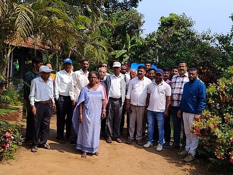 ಸೋಮವಾರಪೇಟೆ ತಾಲೂಕಿನ ಸೂರ್ಲಬ್ಬಿ ಗ್ರಾಮದಲ್ಲಿ ಆಯೋಜಿಸಿದ್ದ ಬ್ಲಾಕ್ ಕಾಂಗ್ರೆಸ್ ಸಭೆಯಲ್ಲಿ ಗ್ರಾಮಸ್ಥರು ಅಭಿವೃದ್ಧಿ ವಿಚಾರಗಳ ಕುರಿತು ಚರ್ಚಿಸಿದರು. ಸತೀಶ್, ಓಂಕಾರಪ್ಪ, ನಟೇಶ್ ಇದ್ದರು.