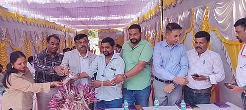 ಸೋಮವಾರಪೇಟೆ ತಾಲೂಕಿನ ಮಾದಾಪುರದಲ್ಲಿ ಆಯೋಜಿಸಿದ್ದ ಅರೋಗ್ಯ ತಪಾಸಣೆ ಶಿಬಿರವನ್ನು ಜಿಲ್ಲಾಸ್ಪತ್ರೆಯ ಮುಖ್ಯಸ್ಥರಾದ ಲೋಕೇಶ್ ಉದ್ಘಾಟಿಸಿದರು. ವಿಶ್ವ ಕುಂಬೂರು, ಪರಮೇಶ್ ಕುಮಾರ್, ಡಾ.ನಂಜುಂಡಯ್ಯ ಇದ್ದರು.