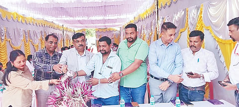 ಸೋಮವಾರಪೇಟೆ ತಾಲೂಕಿನ ಮಾದಾಪುರದಲ್ಲಿ ಆಯೋಜಿಸಿದ್ದ ಅರೋಗ್ಯ ತಪಾಸಣೆ ಶಿಬಿರವನ್ನು ಜಿಲ್ಲಾಸ್ಪತ್ರೆಯ ಮುಖ್ಯಸ್ಥರಾದ ಲೋಕೇಶ್ ಉದ್ಘಾಟಿಸಿದರು. ವಿಶ್ವ ಕುಂಬೂರು, ಪರಮೇಶ್ ಕುಮಾರ್, ಡಾ.ನಂಜುಂಡಯ್ಯ ಇದ್ದರು.