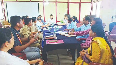 ಸೋಮವಾರಪೇಟೆ ತಾಲೂಕು ಆಸ್ಪತ್ರೆಯಲ್ಲಿ ಆಯೋಜಿಸಿದ್ದ ಆರೋಗ್ಯ ರಕ್ಷಾ ಸಮಿತಿಯಲ್ಲಿ ಶಾಸಕ ಡಾ.ಮಂತರ್ ಗೌಡ, ಕೃಷ್ಣಮೂರ್ತಿ, ಪರಮೇಶ ಕುಮಾರ್ ಇದ್ದರು.