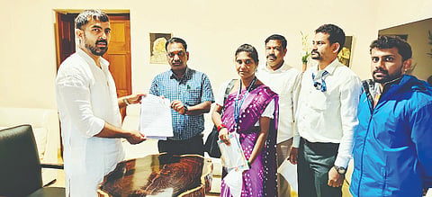 ಸೋಮವಾರಪೇಟೆಯಲ್ಲಿನ ಶಾಸಕರ ಗೃಹ ಕಚೇರಿಯಲ್ಲಿ ಎಸ್‌ಐಆರ್ ಅಭಿಯಾನಕ್ಕೆ  ಶಾಸಕ ಡಾ. ಮಂತರ್‌ಗೌಡ ಚಾಲನೆ ನೀಡಿದರು. ಕೃಷ್ಣಮೂರ್ತಿ, ಲೋಹಿತ್, ಪ್ರಹ್ಲಾದ್ ಇದ್ದರು.