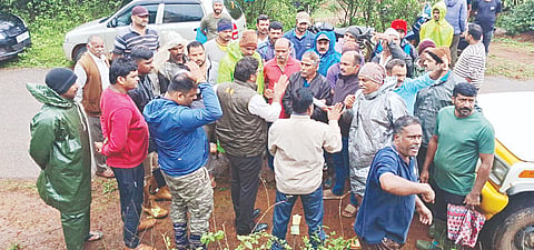  ಸೋಮವಾರಪೇಟೆ ತಾಲೂಕಿನ ಕೂತಿ ಗ್ರಾಮದ ಹೊನ್ನೇರು ಬೈಲು ಪ್ರದೇಶದಲ್ಲಿ ಅರಣ್ಯ ಇಲಾಖೆ ಬಿದಿರು ನೆಡುವ ಕಾರ್ಯಕ್ಕೆ ಗ್ರಾಮಸ್ಥರು ವಿರೋಧ ವ್ಯಕ್ತಪಡಿಸಿದರು. ಸುರೇಶ್, ದಿನೇಶ್, ಪ್ರಕಾಶ್ ಇದ್ದರು.