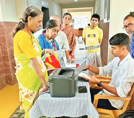 ಶೃಂಗೇರಿ ತಾಲೂಕಿನ ವಿದ್ಯಾರಣ್ಯಪುರ ವೃದ್ಧಾಶ್ರಮದಲ್ಲಿ ಆಸ್ಪತ್ರೆಯಿಂದ ಹಿರಿಯ ನಾಗರಿಕರ ಆರೋಗ್ಯ ತಪಾಸಣೆ ಮಾಡಲಾಯಿತು. ಡಾ. ಪ್ರವೀಣ್, ಕಿರಣ್, ಡಾ. ಅನುಪಮಾ ಇದ್ದರು.