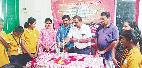 ಸ್ವಾಸ್ಥ್ಯಸಂಕಲ್ಪ ಕಾರ್ಯಕ್ರಮವನ್ನು ಪ್ರಭಾರ ಮುಖ್ಯಶಿಕ್ಷಕ ಸತ್ಯನಾರಾಯಣ ಉದ್ಘಾಟಿಸಿದರು. ಸತ್ಯನಾರಾಯಣ, ರೇವತಿ, ಇತರರು ಇದ್ದರು. 