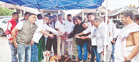 ಸುಂಟಿಕೊಪ್ಪದ ವಾಹನ ಚಾಲಕರ ಮತ್ತು ಆಟೋ ಚಾಲಕ ಸಂಘದ ನಿಲ್ದಾಣದ ಛಾವಣಿ ನಿರ್ಮಾಣ ಕಾಮಗಾರಿಗೆ ಶಾಸಕ  ಡಾ.ಮಂತರ್ ಗೌಡ ಭೂಮಿ ಪೂಜೆ ನೆರವೇರಿಸಿದರು.