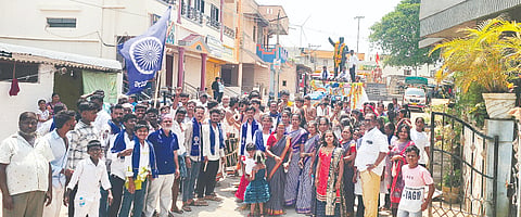 ಉಗರಗೋಳ ಗ್ರಾಮದಲ್ಲಿ ಡಾ.ಅಂಬೇಡ್ಕರ್ ಭಾವಚಿತ್ರದ ಮೆರವಣಿಗೆ ಅದ್ದೂರಿಯಾಗಿ ಜರುಗಿತು. ನಾಗರಾಜ ಬಡೆಪ್ಪನವರ, ಮಹಾಂತೇಶ ಮಲ್ಲಾಡ, ರವಿ ಬುಳ್ಳನವರ, ಉಮೇಶ ಬುಳ್ಳನ್ನವರ ಇತರರಿದ್ದರು.