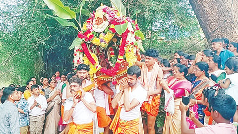  ಶ್ರೀಬಸವೇಶ್ವರ ದೇವರ ಪಲ್ಲಕ್ಕಿ ಮೆರವಣಿಗೆ.