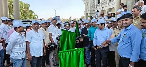 ರಾಮನಗರದಲ್ಲಿ 37ನೇ ರಾಷ್ಟ್ರೀಯ ರಸ್ತೆ ಸುರಕ್ಷತಾ ಮಾಸಾಚರಣೆಗೆ ಜಿಲ್ಲಾಧಿಕಾರಿ ಯಶವಂತ್ ವಿ ಗುರುಕರ್ ಚಾಲನೆನೀಡಿದರು. 