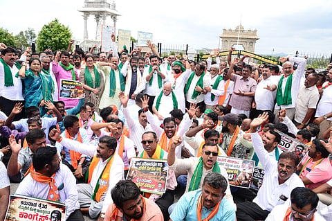 ಕೆಆರ್‌ಎಸ್: ರಾಜ್ಯದಲ್ಲಿ ಮಳೆ ಅಭಾವವಿದೆ. ಆದರೂ ರಾಜ್ಯ ಸರ್ಕಾರ ಬರಗಾಲವೆಂದು ಘೋಷಿಸಲಿಲ್ಲ, ಅತ್ತ ಕೇಂದ್ರ ಸರ್ಕಾರಕ್ಕೂ ವರದಿ ಕೊಟ್ಟಿಲ್ಲ ಎಂದು ವಿಧಾನಸಭೆ ಪ್ರತಿಪಕ್ಷ ನಾಯಕ ಆರ್.ಅಶೋಕ್ ವಾಗ್ದಾಳಿ ನಡೆಸಿದರು. 