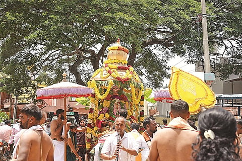  ಕೃಷ್ಣರಾಜ ಸಾಗರದ ರೈಲು ನಿಲ್ದಾಣ ರಸ್ತೆಯಲ್ಲಿರುವ ಶ್ರೀ ರಾಘವೇಂದ್ರ ಮಠದಲ್ಲಿ ರಾಯರ 355 ನೇ ಉತ್ತಾರಾರಾಧನೆ ಪ್ರಯುಕ್ತ ಮಹಾರಥೋತ್ಸವ ಜರುಗಿತು.