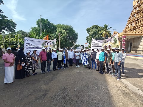 ಕೊಳ್ಳೇಗಾಲ ಪಟ್ಟಣದ ಮರಡಿಗುಡ್ಡ ಪಕ್ಕದಲ್ಲಿರುವ ಕಂದಾಯ ಇಲಾಖೆ ಅಧಿಕಾರಿಗಳ ವಸತಿ ಗೃಹಗಳ ಆವರಣದಲ್ಲಿ ನಿರಂತರ ನೀರು ಸರಬರಾಜು ಯೋಜನೆಯಡಿ ಮನೆ ಮುಂಭಾಗ ಅಳವಡಿಸಿದ್ದ ನಲ್ಲಿಗಳ ಮೀಟರ್ ಕಳವು ಮಾಡಿರುವುದು.