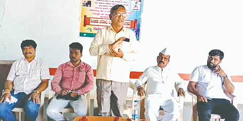 ಭಾಲ್ಕಿಯಲ್ಲಿ ಹಮ್ಮಿಕೊಂಡಿದ್ದ ಮಾದಕ ವಸ್ತು ವಿರೋಧಿ ದಿನಾಚರಣೆಯಲ್ಲಿ ಕನ್ನಡ ಸಾಹಿತ್ಯ ಪರಿಷತ್ತಿನ ತಾಲೂಕು ಅಧ್ಯಕ್ಷ ನಾಗಭೂಷಣ ಮಾಮಡಿ ಮಾತನಾಡಿದರು. ಸಂತೋಷ ಬಿ.ಜಿ. ಪಾಟೀಲ್​,  ದೀಪಕ್​ ಠಮಕೆ, ಶಿವರಾಜ ಮಲ್ಲೇಶಿ ಇದ್ದರು. ನಾಗಭೂಷಣ ಮಾಮಡಿ ಮನವಿ > ಭಾಲ್ಕಿಯಲ್ಲಿ ಮಾದಕ ವಸ್ತು ವಿರೋಧಿ ದಿನಾಚರಣೆ 