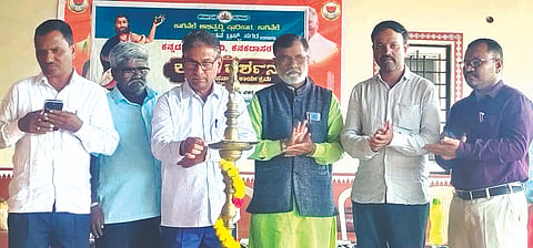 ಆಳಂದನ ಮಾತೋಶ್ರೀ ಪ್ರೇಮಿಳಾಬಾಯಿ ಮಾಧವರಾವ ಗುತ್ತೇದಾರ್​ ಕಾಲೇಜಿನಲ್ಲಿ ಶುಕ್ರವಾರ ಹಮ್ಮಿಕೊಂಡಿದ್ದ ಕನಕ ದರ್ಶನ ಉಪನ್ಯಾಸದಲ್ಲಿ ಬಾಬುರಾವ ಸರಡಗಿ, ಬಸವರಾಜ ಶಿರವಾರ, ವಿಶ್ವನಾಥ ಘೋಡಕೆ, ಲಕ್ಷ್ಮಣ ದೇವಂತಗಿ ಇತರರಿದ್ದರು.