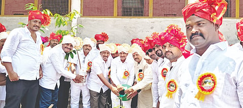 ಆಲಮೇಲ ಪಟ್ಟಣದಲ್ಲಿ ಭಾನುವಾರ 2005-06ನೇ ಸಾಲಿನ ವಿದ್ಯಾರ್ಥಿಗಳಿಂದ ಏರ್ಪಡಿಸಿದ ಗುರು ವಂದನಾ ಕಾರ್ಯಕ್ರಮದ ಸವಿ ನೆನಪಿಗಾಗಿ ಎ.ಕೆ.ನಂದಿ ಹೈಸ್ಕೂಲ್ ಮೈದಾನದಲ್ಲಿ ಗುರುಗಳು ಸಸಿ ನೆಟ್ಟು ನೀರು ಹಾಕಿದರು. ಜಿ.ಜಿ.ಕಿಣಗಿ, ಸಿ.ಕೆ. ಸಿಂಪಿ, ಎಸ್.ಎಸ್.ಬಿರಾದಾರ, ಆರ್.ಎನ್. ಮಸಳಿ, ಎನ್.ಎಸ್. ದೇವರಮನಿ ಮತ್ತಿತರರಿದ್ದರು.