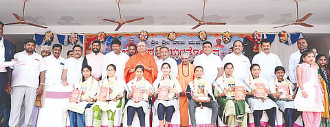 ಗುಂಡ್ಲುಪೇಟೆ ಪಟ್ಟಣದ ಪುರಸಭೆಯ ಬಯಲು ಕಲಾ ಮಂದಿರದಲ್ಲಿ ಆಯೋಜಿಸಿದ್ದ ಮಹರ್ಷಿ ಭಗೀರಥ ಜಯಂತಿ ಕಾರ್ಯಕ್ರಮದಲ್ಲಿ ಪ್ರತಿಭಾವಂತ ವಿದ್ಯಾರ್ಥಿಗಳನ್ನು ಸನ್ಮಾನಿಸಲಾಯಿತು. ಪುಟ್ಟರಂಗಶೆಟ್ಟಿ, ಗಣೇಶ್ ಪ್ರಸಾದ್, ನಿರಂಜನಕುಮಾರ್, ಡಾ.ಶ್ರೀ ಪುರುಷೋತ್ತಮಾನಂದಪುರಿ ಸ್ವಾಮೀಜಿ, ಮಹದೇವ ಸ್ವಾಮೀಜಿ ಇದ್ದರು.