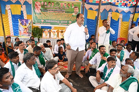 ಗುಂಡ್ಲುಪೇಟೆ ಪಟ್ಟಣದ ತಾಲೂಕು ಕಚೇರಿ ಎದುರು ಪ್ರತಿಭಟನೆ ನಡೆಸುತ್ತಿದ್ದ ರೈತರೊಂದಿಗೆ ಗಣೇಶ್ ಪ್ರಸಾದ್ ಚರ್ಚಿಸಿದರು.