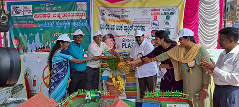 ಚನ್ನರಾಯಪಟ್ಟಣ ಪುರಸಭೆ ವತಿಯಿಂದ ಸಾರ್ವಜನಿಕರಲ್ಲಿ ನೈರ್ಮಲ್ಯ ಮತ್ತು ತ್ಯಾಜ್ಯ ನಿರ್ವಹಣೆಯ ಜಾಗೃತಿ ಮೂಡಿಸಲು ಸ್ವಚ್ಛ ಭಾರತ್ ಮಿಷನ್ 2.0ರ ಅಡಿಯಲ್ಲಿ ಮಾಹಿತಿ ಶಿಕ್ಷಣ ಮತ್ತು ಸಂವಹನ ಚಟುವಟಿಕೆಯಡಿಯಲ್ಲಿ ಘನ ತ್ಯಾಜ್ಯ ನಿರ್ವಹಣೆ ವಸ್ತುಪ್ರದರ್ಶನಕ್ಕೆ ಶಾಸಕ ಸಿ.ಎನ್.ಬಾಲಕೃಷ್ಣ ಚಾಲನೆ ನೀಡಿದರು. ಕಾವ್ಯಶ್ರೀ, ಎಲ್.ಬಿ.ಆಶಾದೇವಿ, ಕೆ.ಎಚ್.ಮೂರ್ತಿ ಇತರರು ಇದ್ದರು.