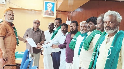 ಬಿ.ಗುಡಿಯ ಕೆಬಿಜೆಎನ್‌ಎಲ್ ಸಿಇ ಅಭಿಮಾನ್ಯು ಶೃಂಗೇರಿಗೆ ರಾಜ್ಯ ರೈತ ಸಂಘದಿಂದ ಮನವಿ ಸಲ್ಲಿಸಲಾಯಿತು. ತಾಲೂಕು ಅಧ್ಯಕ್ಷ ಹಾಜಿ ಮಸ್ತಾನ್ ಬಿ.ಗಣೇಕಲ್, ಪ್ರಮುಖರಾದ ಶರಣು ಮಂದಾರವಾಡ, ಮುದ್ದಣ್ಣ ನಾಯಕ, ತಿಪ್ಪಣ್ಣ ನಾಯಕ ಇತರರಿದ್ದರು.ಬಿ.ಗುಡಿಯ ಕೆಬಿಜೆಎನ್‌ಎಲ್ ಸಿಇ ಅಭಿಮಾನ್ಯು ಶೃಂಗೇರಿಗೆ ರಾಜ್ಯ ರೈತ ಸಂಘದಿಂದ ಮನವಿ ಸಲ್ಲಿಸಲಾಯಿತು. ತಾಲೂಕು ಅಧ್ಯಕ್ಷ ಹಾಜಿ ಮಸ್ತಾನ್ ಬಿ.ಗಣೇಕಲ್, ಪ್ರಮುಖರಾದ ಶರಣು ಮಂದಾರವಾಡ, ಮುದ್ದಣ್ಣ ನಾಯಕ, ತಿಪ್ಪಣ್ಣ ನಾಯಕ ಇತರರಿದ್ದರು.