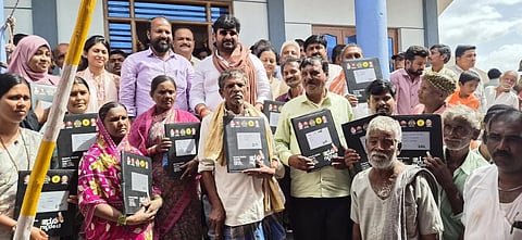 ಧಾರವಾಡ ತಾಲೂಕಿನ ಅಮ್ಮಿನಭಾವಿ ಗ್ರಾಮದಲ್ಲಿ ಶಾಸಕ ವಿನಯ ಕುಲಕರ್ಣಿ ಫಲಾನುಭವಿಗಳಿಗೆ ಹಕ್ಕುಪತ್ರ ವಿತರಿಸಿದರು.
