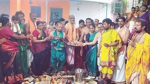 ಗಂಗಾವತಿ ಜವಾಹರ ನಗರದ ಶ್ರೀ ಯೋಗೀಶ್ವರ ಯಾಜ್ಞವಲ್ಕ ದೇವಾಲಯದಲ್ಲಿ ಆಧಿಕ ಮಾಸದ ನಿಮಿತ್ತ ಹಮ್ಮಿಕೊಂಡಿದ್ದ 33 ಸಾಮೂಹಿಕ ಪವಮಾನ ಹೋಮದ ಪೂರ್ಣಾಹುತಿ ಸಂಪನ್ನ ಜರುಗಿತು. ಪುರೋಹಿತರಾದ ಪ್ರದೀಪಾಚಾರ್, ಅನಿಲ ಭಟ್, ಪವನ್ ಕುಮಾರ್ ಜೋಶಿ ಇತರರಿದ್ದರು.