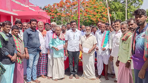 ಗಂಗಾವತಿ ಸಿಬಿಎಸ್ ಗಂಜ್ ಆವರಣದ ಹಮಾಲರ ಕಚೇರಿಯಲ್ಲಿ ಹಮ್ಮಿಕೊಂಡಿದ್ದ ವಿಶ್ವ ಕಾರ್ಮಿಕ ದಿನ ಕಾರ್ಯಕ್ರಮದಲ್ಲಿ ನಿವೃತ್ತ ಹಮಾಲರಿಗೆ ಪ್ರೋತ್ಸಾಹಧನ ವಿತರಿಸಲಾಯಿತು. ಸಿಐಟಿಯು ರಾಜ್ಯ ಕಾರ್ಯದರ್ಶಿ ನಿರುಪಾದಿ ಬೆಣಕಲ್, ಪದಾಧಿಕಾರಿಗಳಾದ ಕಷ್ಣಪ್ಪ ನಾಯಕ, ಮಂಜುನಾಥ ಡಗ್ಗಿ ಇತರರಿದ್ದರು.