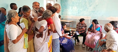   ಲೊಕ್ಕನಹಳ್ಳಿ ಮಾನಸ ಹಿರಿಯ ಪ್ರಾಥಮಿಕ ಶಾಲೆಯಲ್ಲಿ ಆಯೋಜಿಸಿದ್ಧ ಶಿಬಿರದಲ್ಲಿ ಜನರು ಆರೋಗ್ಯ ತಪಾಸಣೆಗೆ ಒಳಗಾದರು. ವೈದ್ಯರಾದ ಡಾ. ಶ್ರೇಯಾ ಫೈ, ಡಾ. ಪ್ರಭುಸ್ವಾಮಿ, ಪರಿಶೋಧಕರಾದ ಕುಪ್ಪುಸ್ವಾಮಿ, ಸಾಧಿಕ್, ಮನೋಜ್‌ಕುಮಾರ್, ಹೆಲ್ಫ್ ಏಜ್ ಇಂಡಿಯಾ ಸಂಯೋಜಕ ರಾಜಣ್ಣ ಇದ್ದರು.  