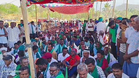 ವಡಕೆಹಳ್ಳದಲ್ಲಿ ಸಾವಿರಾರು ರೈತರು ರಸ್ತೆಯಲ್ಲೇ ಶಾಮಿಯಾನ ಹಾಕಿ ಸಂಚಾರ ತಡೆದು ಪ್ರತಿಭಟನೆ ನಡೆಸಿದರು. 