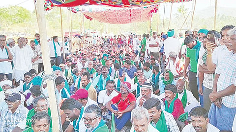 ವಡಕೆಹಳ್ಳದಲ್ಲಿ ಸಾವಿರಾರು ರೈತರು ರಸ್ತೆಯಲ್ಲೇ ಶಾಮಿಯಾನ ಹಾಕಿ ಸಂಚಾರ ತಡೆದು ಪ್ರತಿಭಟನೆ ನಡೆಸಿದರು. 