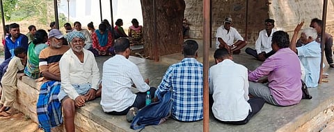 ಹನೂರು ತಾಲೂಕು ರಾಚಪ್ಪಾಜಿ ನಗರದಲ್ಲಿ ಸೋಲಿಗ ಅಭಿವೃದ್ಧಿ ಸಂಘದ ಕಾರ್ಯದರ್ಶಿ ರಂಗೇಗೌಡ ಅಧ್ಯಕ್ಷತೆಯಲ್ಲಿ  ಹಮ್ಮಿಕೊಂಡಿದ್ದ ಕುಂದು ಕೊರತೆ ಸಭೆಯಲ್ಲಿ ಮಹದೇವಸ್ವಾಮಿ, ರಾಜಪ್ಪ, ಮಹದೇವಮ್ಮ ಇತರರಿದ್ದರು. 