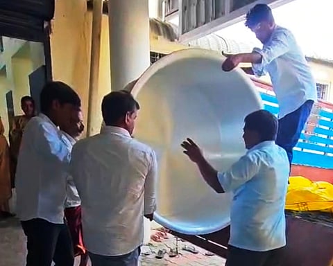 ಮಲೆಮಹದೇಶ್ವರ ಬೆಟ್ಟದ ದಾಸೋಹ ಭವನಕ್ಕೆ ಮೈಸೂರು ಕೆ.ಜಿ ಕೊಪ್ಪಲಿನ ಉದ್ಯಮಿ ಶಿವು ಹಾಗೂ ಸ್ನೇಹಿತರು ಅಡುಗೆ ತಯಾರಿಸುವ 2 ಪಾತ್ರೆಯನ್ನು ನೀಡಿದರು. ಮಲ್ಲಿಕಾರ್ಜುನ, ಕಿಶೋರ್, ಶಿವರಾಜು ಇದ್ದರು. 