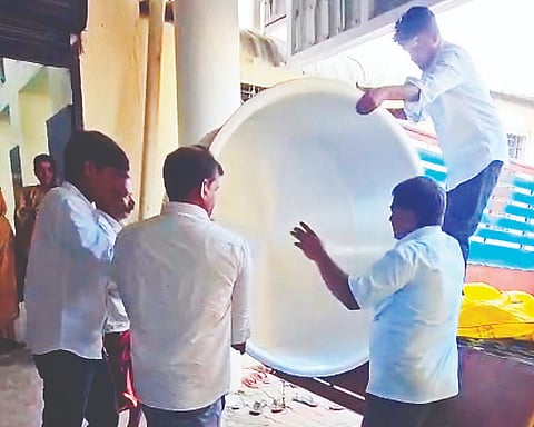 ಮಲೆಮಹದೇಶ್ವರ ಬೆಟ್ಟದ ದಾಸೋಹ ಭವನಕ್ಕೆ ಮೈಸೂರು ಕೆ.ಜಿ ಕೊಪ್ಪಲಿನ ಉದ್ಯಮಿ ಶಿವು ಹಾಗೂ ಸ್ನೇಹಿತರು ಅಡುಗೆ ತಯಾರಿಸುವ 2 ಪಾತ್ರೆಯನ್ನು ನೀಡಿದರು. ಮಲ್ಲಿಕಾರ್ಜುನ, ಕಿಶೋರ್, ಶಿವರಾಜು ಇದ್ದರು.