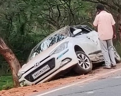  ಹನೂರು ಸಮೀಪದ ಎಲ್ಲೇಮಾಳ  ಮಲ್ಲಯ್ಯನಪುರ ಮಾರ್ಗಮಧ್ಯೆ ಮರಕ್ಕೆ ಡಿಕ್ಕಿ ಹೊಡೆದಿರುವ ಕಾರು. 