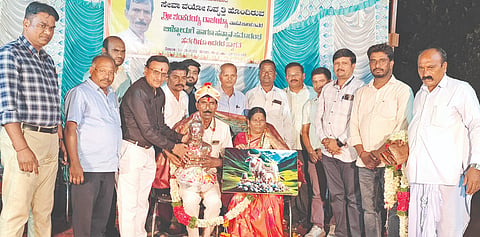 ಹುಮನಾಬಾದ್​ನಲ್ಲಿ ಶನಿವಾರ ಹಮ್ಮಿಕೊಂಡಿದ್ದ ಸಮಾರಂಭದಲ್ಲಿ ಸೇವಾ ನಿವೃತ್ತಿ ಹೊಂದಿದ ಪಂಚಾಯತ್​ ರಾಜ್​ ಇಂಜಿನಿಯರಿಂಗ್​ ಉಪ ವಿಭಾಗ ಕಚೇರಿಯ ಚಾಲಕ ಶಂಕರಯ್ಯ ಸ್ವಾಮಿ ದಂಪತಿಗೆ  ಸನ್ಮಾನಿಸಿ ಬೀಳ್ಕೊಡಲಾಯಿತು. ಎಇಇ ಶೇಖರ ರಾಗಾ, ಎಇ ಸತೀಶಕುಮಾರ, ಅಲಿಮ್​ ಜಮಾದಾರ, ವಿಜಯಕುಮಾರ,  ಮಾಣಿಕ ನಾಗನಾಯಕ, ಓಂಕಾರ ಪಾಟೀಲ್​, ಶಿವರಾಜ ಗೋರ್ಟಾ, ರೇವಣಸಿದ್ದಯ್ಯ ಸ್ವಾಮಿ ಇತರರಿದ್ದರು.