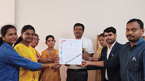  ಸೋಲೂರಿನ ರಾಜಶೇಖರಯ್ಯ ಪಬ್ಲಿಕ್ ಶಾಲೆಯಲ್ಲಿ ವಿದ್ಯಾರ್ಥಿ ಪರಿಷತ್ ಚುನಾವಣೆ ನಡೆಯಿತು. ಉಪ ಪ್ರಾಂಶುಪಾಲ ಜಗದೀಶ್, ಆಡಳಿತಾಧಿಕಾರಿ ಸುಗುಣ, ಸುಲೋಚನಾ ಇತರರು ಇದ್ದರು. 