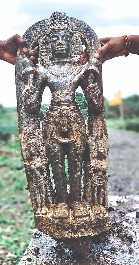  ಕಮಲಾಪುರ ತಾಲೂಕಿನ ಹೊಳಕುಂದಾ(ಬಿ) ಗ್ರಾಮದಲ್ಲಿ ದೊರೆತಿರುವ ಶ್ರೀ ಸೂರ್ಯನಾರಾಯಣ ದೇವರ ಪುರಾತನ ಶಿಲಾಮೂರ್ತಿ.