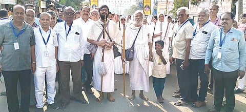 ಕಂಪ್ಲಿಯಲ್ಲಿ ಜೈನ ಸಂತರ ಮೆರವಣಿಗೆ ನಡೆಯಿತು. 