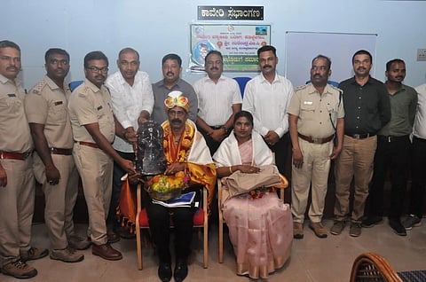 ಕೊಳ್ಳೇಗಾಲದ ಅರಣ್ಯ ಇಲಾಖೆಯ ಕಾವೇರಿ ಭವನದಲ್ಲಿ ಹಮ್ಮಿಕೊಂಡಿದ್ದ ಸಮಾರಂಭದಲ್ಲಿ ಸೇವಾ ನಿವೃತ್ತಿ ಹೊಂದಿದ ಡಿಸಿಎಫ್ ಸುರೇಂದ್ರ ಅವರನ್ನು ಗೌರವಿಸಲಾಯಿತು. ಎನ್.ಎಚ್ ಜಗನ್ನಾಥ್, ಭಾಸ್ಕರ್  ಇತರರು ಹಾಜರಿದ್ದರು. 