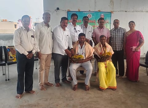  ಕೊಳ್ಳೇಗಾಲದ ಖಾಸಗಿ ಸಭಾಂಗಣದಲ್ಲಿ ಅಖಿಲ ಭಾರತ ಶರಣ ಸಾಹಿತ್ಯ ಪರಿಷತ್ ತಾಲೂಕು ಘಟಕ ಎಪಿಎಸ್ ದೇವೇಂದ್ರ ಗುಪ್ತ ದತ್ತಿ ಕಾರ್ಯಕ್ರಮದಲ್ಲಿ ಪೌರಕಾರ್ಮಿಕರಿಗೆ ಸನ್ಮಾನಿಸಿ ಗೌರವಿಸಲಾಯಿತು. ಎ.ಡಿ ಶಿವಪ್ರಕಾಶ್, ಗೌರಿ ಪ್ರಕಾಶ್, ವಿಜಯ ಕುಮಾರ್, ಬಿ.ಕೆ ರವಿಕುಮಾರ್, ಎಸ್.ನಾಗರಾಜು ಕೊಂಗರಹಳ್ಳಿ ಮತ್ತಿತರಿದ್ದರು.
